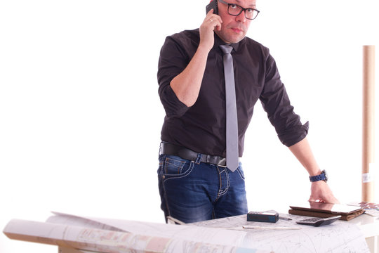 Architekt, der telefoniert am Plantisch