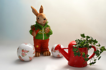 Osterhase, der vor einem hellen Hintergrund sitzt.