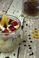 Overnight Oats (Haferflocken) mit Banane und Erdbeere.