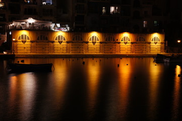 Garages à bateau dans Spinola Bay