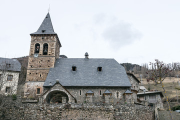 Fototapeta na wymiar Iglesia románica de San Esteban en Plan