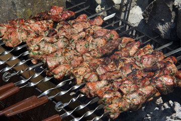 Schaschlik / Gegrilltes schashlik auf einem Mangal.