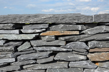 Natursteinmauer - Trockenmauer mit Himmel - Textfreiraum