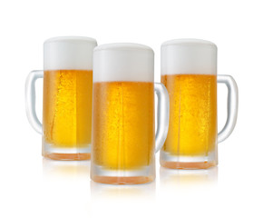 生ビール/三杯の大ジョッキになみなみと注がれた生ビール,冷たいシズルを表現しています