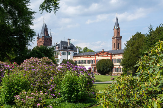 Weinheim Schlosspark Altstadt, idyllischer Park im Sommer, Deutschland