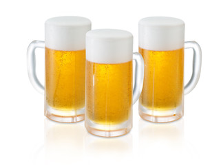 生ビール/三杯の大ジョッキになみなみと注がれた生ビール,冷たいシズルを表現しています