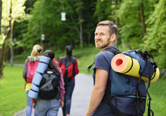 Naklejka premium Hikers in forest.