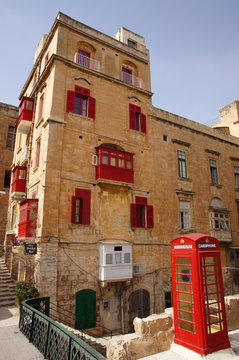 Immeuble maltais en pierre et ses bow-window