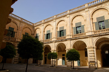 Fototapeta na wymiar Cour intérieur du palais magistral ou palais du grand maître 