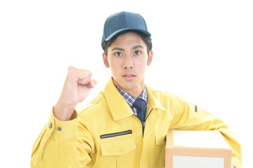 荷物を運ぶ笑顔の男性