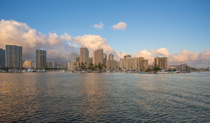 Fototapeta premium Honolulu skyline with seafront at sunset, Hawaii