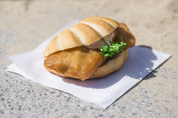 Backfisch im Muschelbrötchen