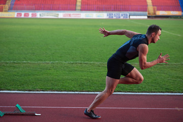 Obraz premium Athletic man start