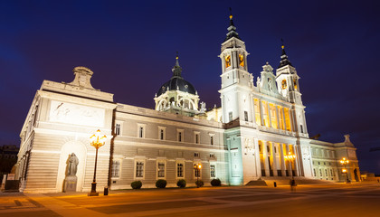 Fototapeta na wymiar cathedral at Madrid in night