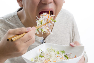 サラダを食べる