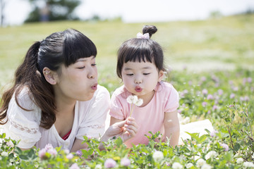 公園で遊ぶ親子