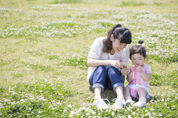 公園で遊ぶ親子