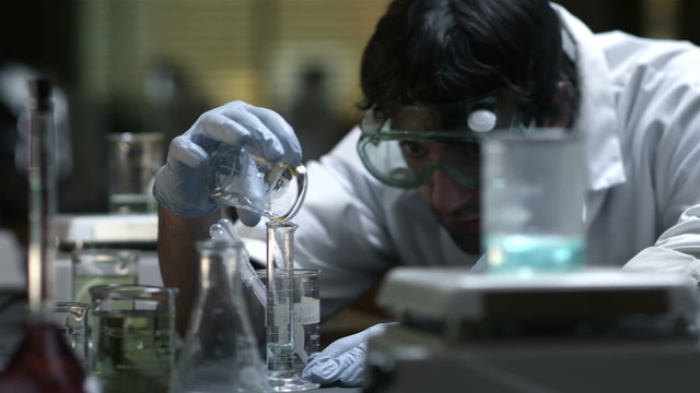 College students do experiments in a chemistry lab