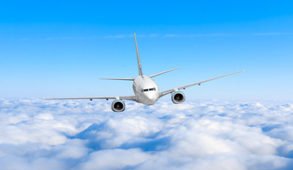 Obraz premium samolot na niebie. Samolot pasażerski odrzutowy lecący na błękitne niebo