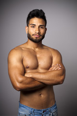 Fototapeta premium Joven modelo masculino con torso musculado