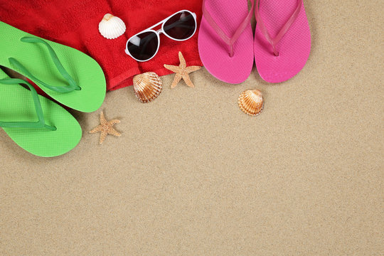 Strand Szene im Sommer und Urlaub mit Handtuch und Textfreiraum