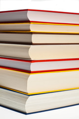 Buchstapel auf weißem Hintergrund