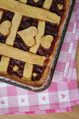 crostata alla marmellata su tavolo