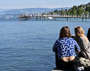 Fototapeta premium jeunes femmes admirant la vue alpine
