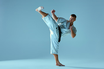 Obraz na płótnie Canvas Man in white kimono training karate