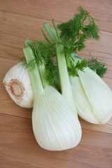 finocchi_ verdura su tavolo di legno