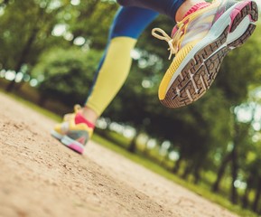 Runner running outdoors wearing leggings - obrazy, fototapety, plakaty