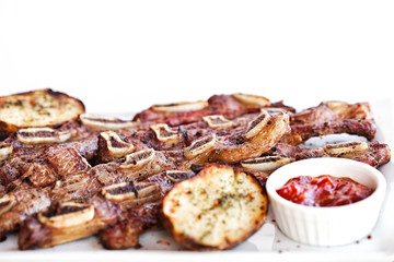 Delicious barbecued ribs seasoned with a spicy potato