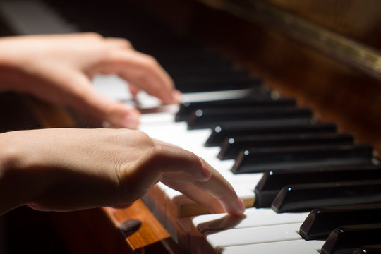 Playing on piano keyboard