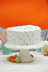 Fototapeta na wymiar Birthday decorated cake on color background