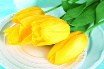 Obraz premium Table setting with flowers, closeup