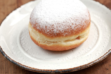 Berliner Pfannkuchen auf Teller