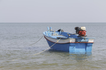Naklejka premium Small blue boat on the sea