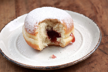 Berliner Pfannkuchen auf Teller