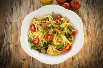 Spaghetti con cozze, pomodoro fresco e prezzemolo