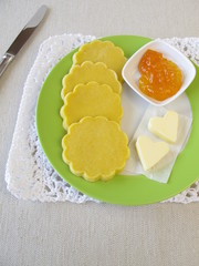 Ofengebackene glutenfreie Maisküchlein mit Butter und Marmelade
