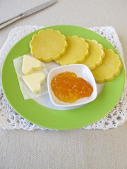 Ofengebackene glutenfreie Maisküchlein mit Butter und Marmelade