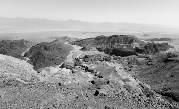 B&W desert mountains cliffs.