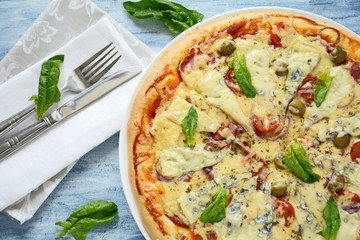 Пицца с сыром с благородной плесенью