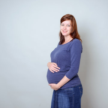 Lächelnde Schwangere im 10.Monat