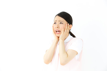 悩む介護師