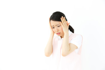 悩む介護師