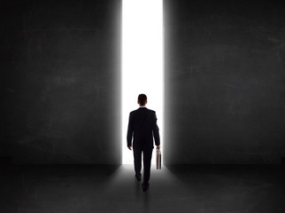 Obraz premium Business person looking at wall with light tunnel opening