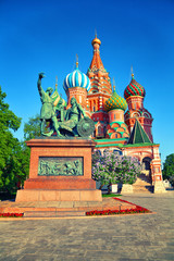 Fototapeta na wymiar Minin and Pozharsky in front of St. Basil's Cathedral in Moscow