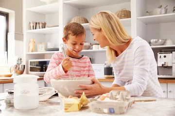 Poster Cuisinier Mother and son baking together at home