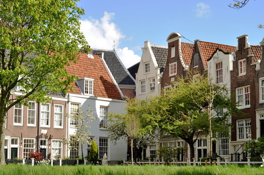 A traditional oblique houses at the Begijnhof in Amsterdam